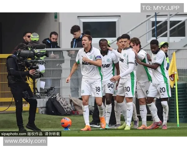 勒布朗与足球明星同框合影展现运动员友谊与合作精神